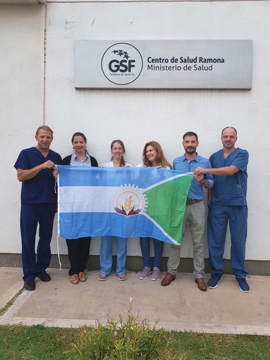 FOTO PRENSA COMUNA// BANDERAS RAMONENSES./ La entrega efectuada en el Centro de Salud. ACOMPAÑAMIENTO FAMILIAR-ESCOLAR./ Uno de los recientes encuentros que buscan aportar al comienzo escolar. FONDO DE ASISTNECIA EDUCATIVA./ Momentos en los que se ef