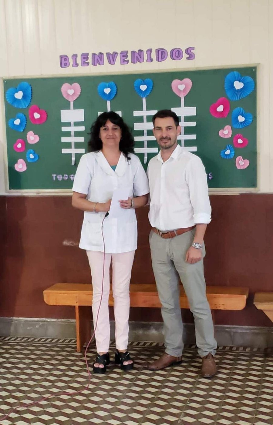 FOTO PRENSA COMUNA// BANDERAS RAMONENSES./ La entrega efectuada en el Centro de Salud. ACOMPA&Ntilde;AMIENTO FAMILIAR-ESCOLAR./ Uno de los recientes encuentros que buscan aportar al comienzo escolar. FONDO DE ASISTNECIA EDUCATIVA./ Momentos en los que se ef
