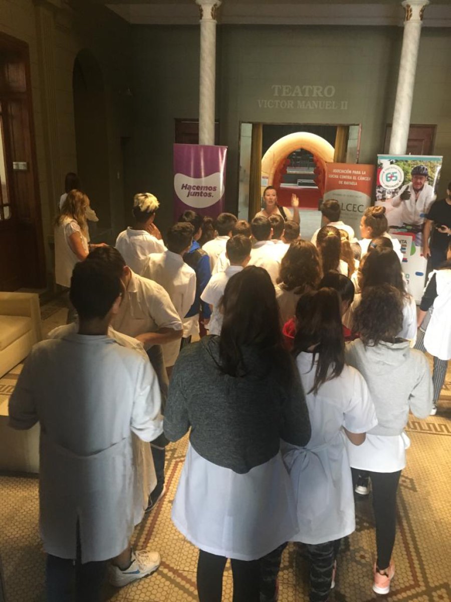 FOTO PRENSA LALCEC// VISITAS.//Estudiantes prestan atenci&oacute;n a las explicaciones de los profesionales. ESCOLARES./ Con inter&eacute;s llevaron a cabo el recorrido.
