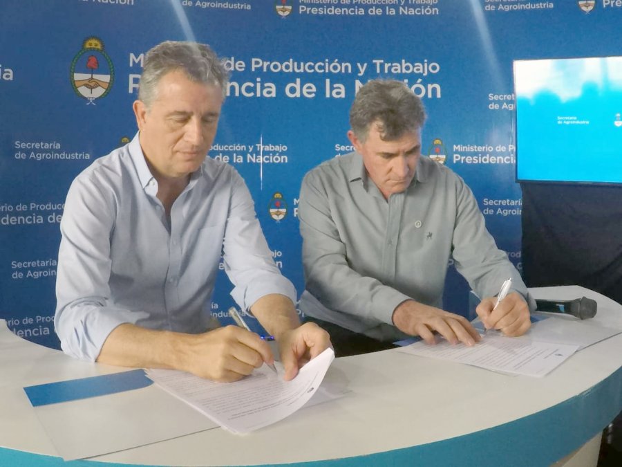 FOTO INTERNET FIRMA DEL CONVENIO. A cargo de Etchevehere y Achetoni.