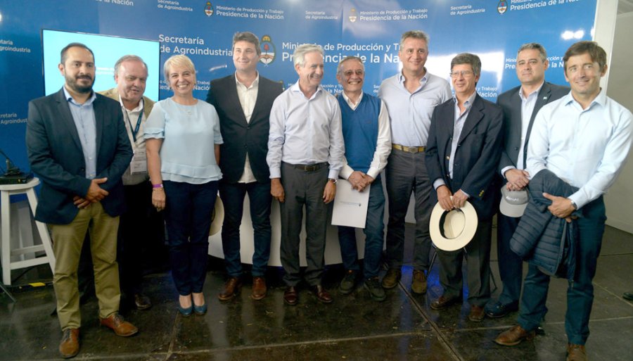 FOTO INTERNET PRESENCIAS. En momento de darse a conocer el nuevo programa de Conectividad Rural.