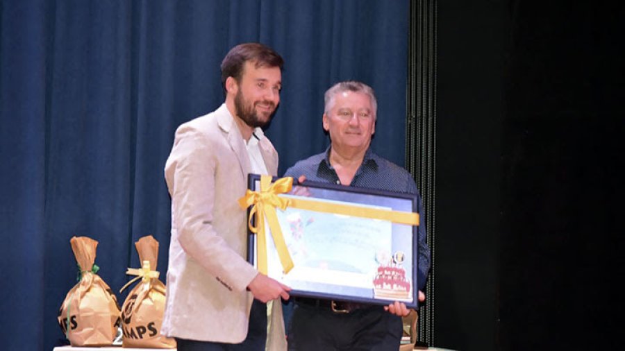 FOTO PRENSA MUTUAL// RECONOCIMIENTO./ Rom&aacute;n Berardi, titular de la Casa del Ni&ntilde;o, recibe de manos de Edgardo Bonaudi, el obsequio de la Mutual.