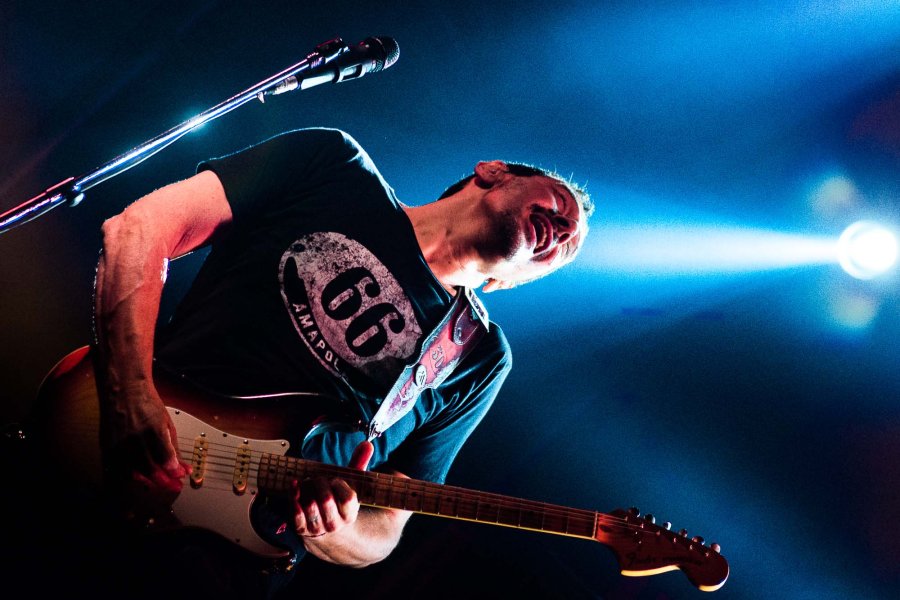 FOTO G. SÁNCHEZ LÍDER.- Ricardo Mollo en acción, Divididos brilló en su paso por la ciudad de San Francisco presentando “Haciendo cosas raras”. POWER TRÍO.- A puro rock, Divididos hizo un recorrido por sus 30 años de riquísima historia.