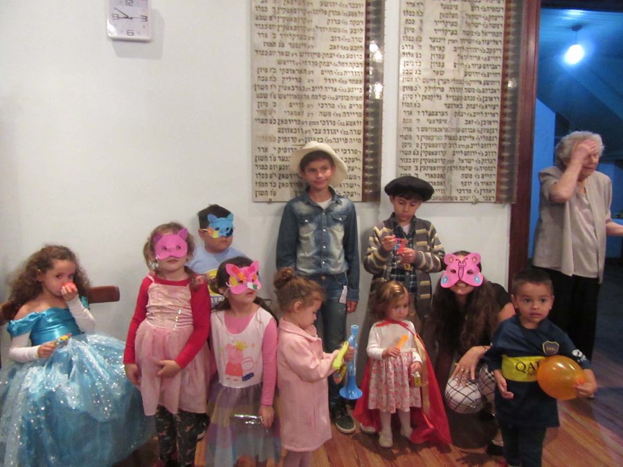 FESTIVIDAD./ Un momento de la celebraci&oacute;n con los ni&ntilde;os.
