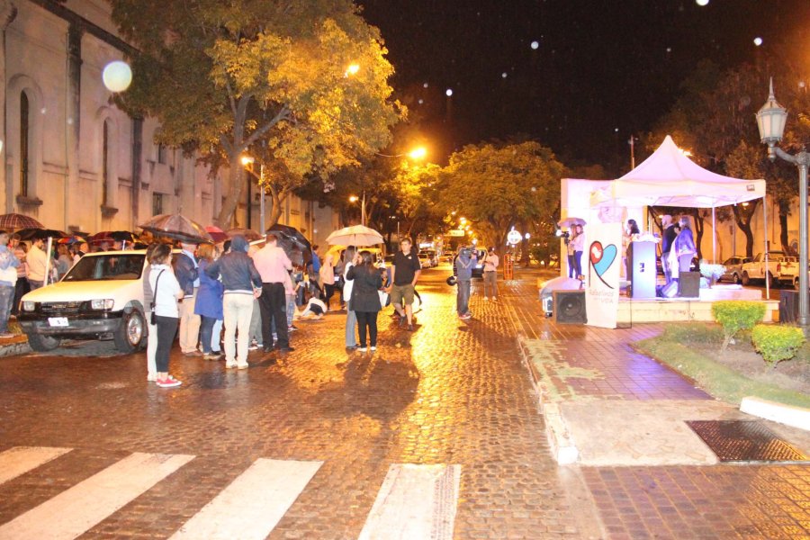 FOTO J. BARRERA CONVOCATORIA. Pese a la lluvia del lunes por la noche, una buena cantidad de rafaelinos particip&oacute; de la celebraci&oacute;n.