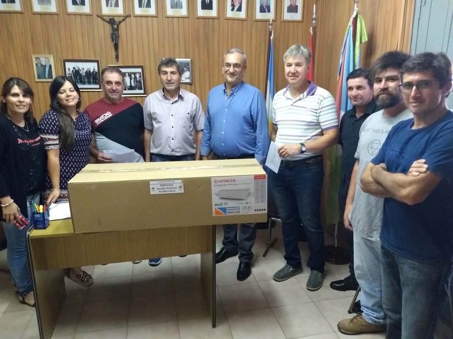 FOTO PRENSA AC// EN CORONEL FRAGA./ El legislador provincial con referentes de la localidad.