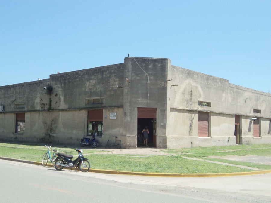 ALMACEN DE RAMOS GENERALES./ Frente al hist&oacute;rico edificio la Pe&ntilde;a Carlos Pairetti entregar&aacute; calcoman&iacute;as.
