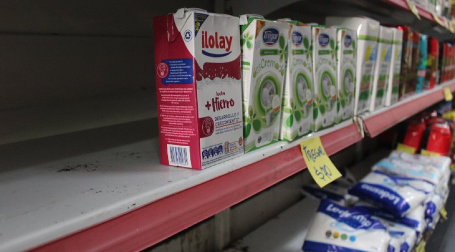 FOTO ARCHIVO VENTA RESTRINGIDA. Los supermercados limitan la cantidad de leche que se puede comprar.