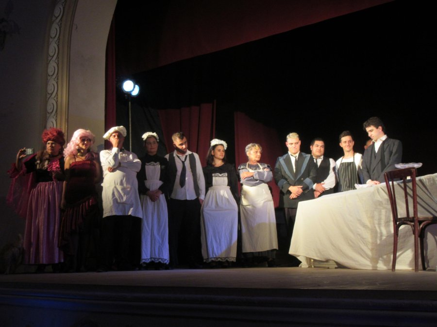 BABILONIA.// El elenco en el saludo final.