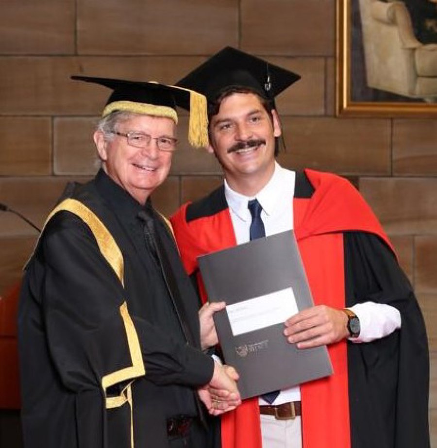 EN SIDNEY./ Juan Molfino en el instante que obtuvo el diploma, junto a su profesor en la casa de estudios superiores de Australia.