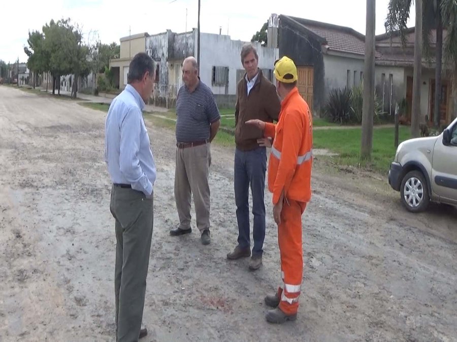 FOTO PRENSA COMUNA// RECORRIDA./ El funcionario provincial  junto al mandatario local visitando los diversos sectores de obra.