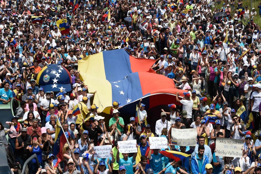 FOTO AFP-NA PAIS CONVULSIONADO. La grieta venezolana entre chavistas y antichavistas en su momento de mayor tensi&oacute;n.