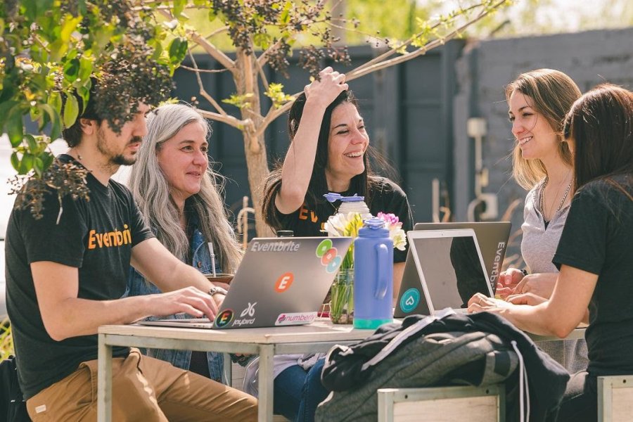 FOTO EVENTBRIDE PROPUESTAS. Las empresas buscan fomentar el buen clima laboral, como la estadounidense Eventbrite, que tiene oficinas en Mendoza.