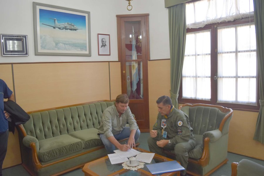 FOTO PRENSA COMUNA// PUCARA./ La nave que combatió en Malvinas y será expuesta en Ataliva. CONVENIO./   Marcelo Bergese y  Darío Quiroga, cerrando el acuerdo. GRUPO./ Marcelo Bergese, Darío Quiroga, Sergio Schoensedl, Alejandro Marcori y Diego Colomb