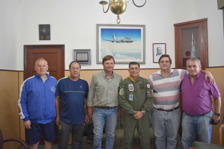 FOTO PRENSA COMUNA// PUCARA./ La nave que combati&oacute; en Malvinas y ser&aacute; expuesta en Ataliva. CONVENIO./   Marcelo Bergese y  Dar&iacute;o Quiroga, cerrando el acuerdo. GRUPO./ Marcelo Bergese, Dar&iacute;o Quiroga, Sergio Schoensedl, Alejandro Marcori y Diego Colomb