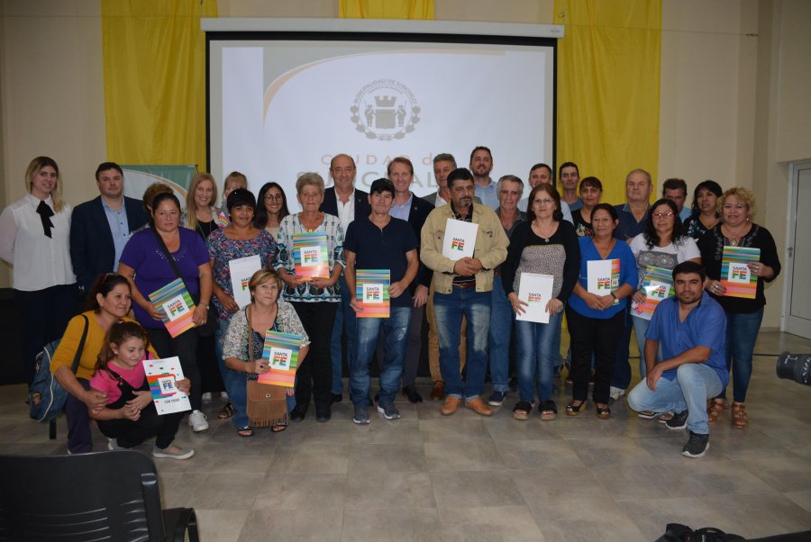 FOTO COMUNICACION// REGULARIZACION DOMINIAL./Los beneficiados junto a las autoridades.