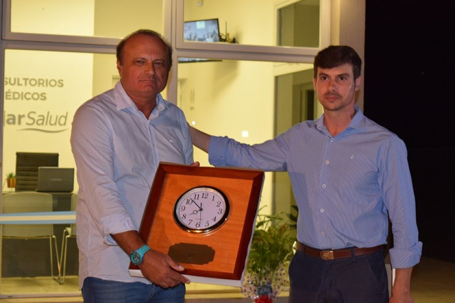 FOTO PRENSA COMUNA// PRESENTE./ Roberto Oesquer recibe un obsequio entregado por Lucio Beltramo.