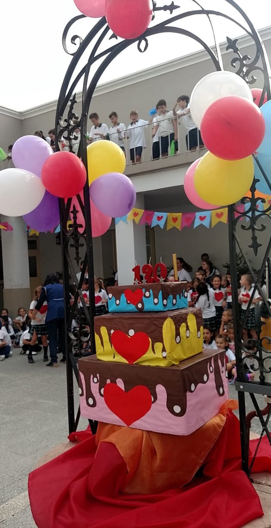 FOTO PRENSA COLEGIO// CELEBRACION./ Parte de la comunidad educativa festeja el aniversario. ANIVERSARIO./ Todos exaltan la significativa fecha.