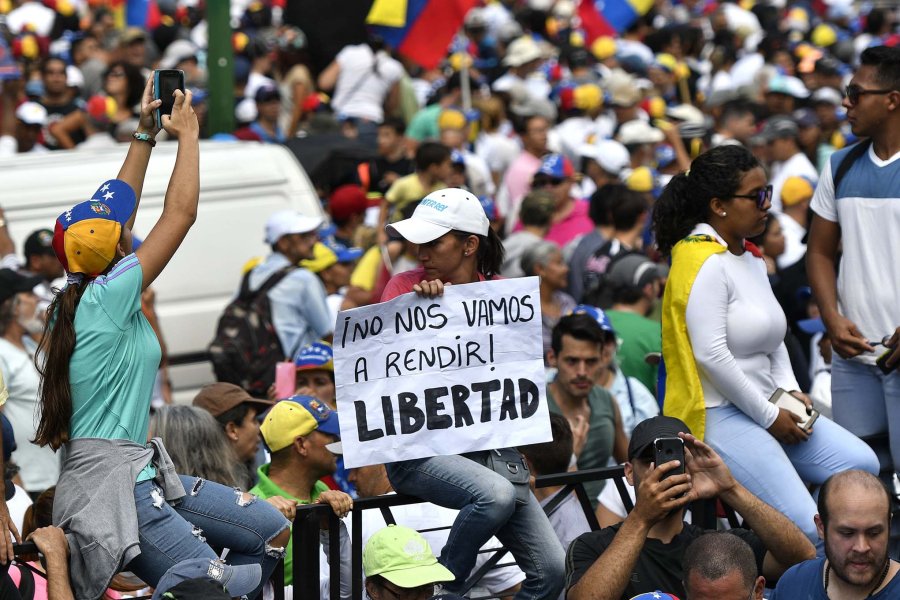 FOTO AFP-NA EN LA CALLE. Partidarios de Guaid&oacute; en Caracas.