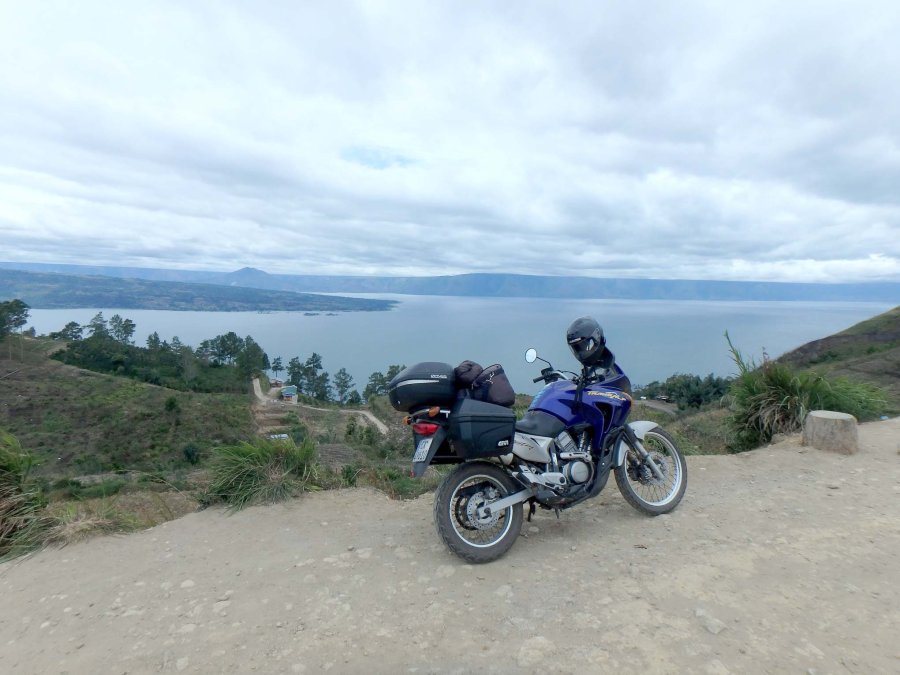 FOTO A. VOLPATO LAGO TOBA. Gran lago de origen volc&aacute;nico de 100 kil&oacute;metros de largo y 30 kil&oacute;metros de ancho, situado en el centro de la zona septentrional de Sumatra. UN PARAISO. Cae la tarde en la Isla de Bali, &iquest;qu&eacute; m&aacute;s se puede decir? FLORES. La r