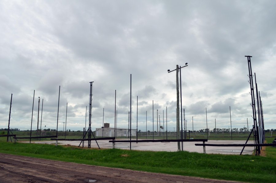 FOTO PRENSA COMUNA// LUMINARIAS./ Fueron colocadas en las canchas de f&uacute;tbol 5 y voley.