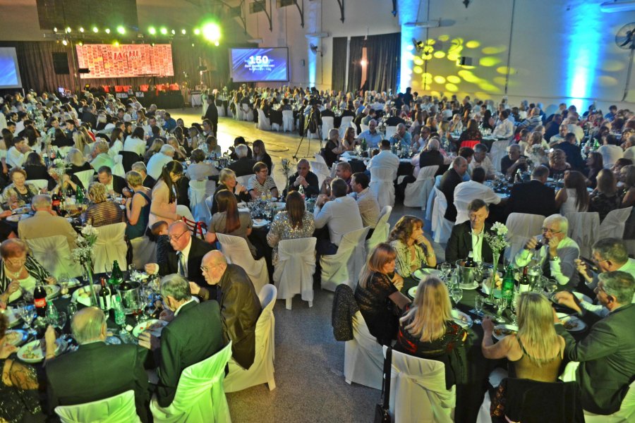 FOTO PRENSA JACHI// SALON COLMADO./ As&iacute; luci&oacute; el sal&oacute;n de Industrias en la noche del pasado s&aacute;bado. FELICES./ La familia Eberhardt no pudo disimular la satisfacci&oacute;n que la embarga.