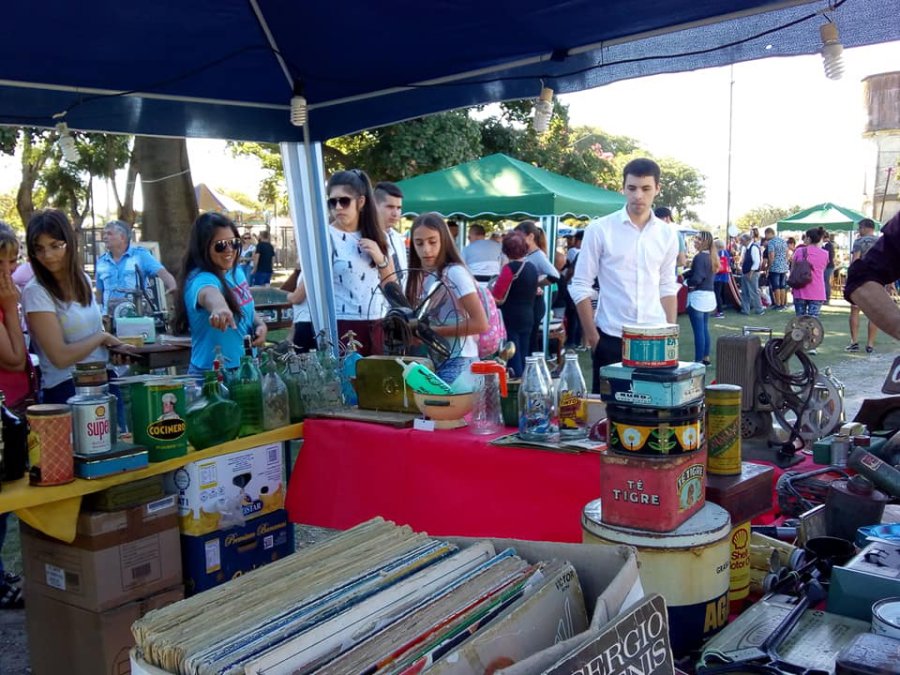 FOTO VECINAL BARRIO SARMIENTO PROPUESTA. Cada vez que se hace, el Mercado de Pulgas logra una masiva convocatoria.