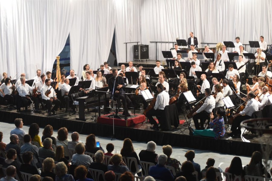 FOTO SCS COLMADO. La Orquesta Sinf&oacute;nica ofreci&oacute; lo mejor de su repertorio en el Sal&oacute;n del Club Atl&eacute;tico.  RECONOCIMIENTO. El p&uacute;blico premi&oacute; con sus aplausos la actuaci&oacute;n de los m&uacute;sicos.
