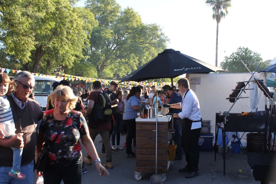 FOTO F. MELCHIORI// DEGUSTAR./ La propuesta invitaba a saborear manjares de distintos tipos. FERIA GASTRONOMICA./ Fue un verdadero im&aacute;n para el p&uacute;blico local.