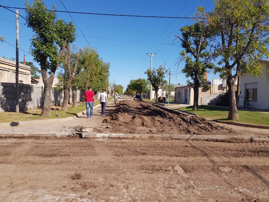 FOTO PRENSA COMUNA// HABILITACION./ Fabio Barbero, jefe comunal, se dirige a los asistentes. CALLE SAAVEDRA./Con el pavimento se subsanará antigua deuda. FONDO ROTATORIO./Un momento del reciente acto.
