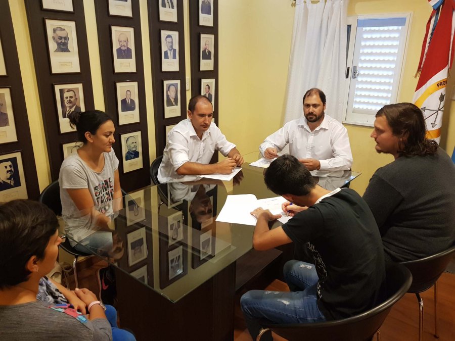FOTO PRENSA COMUNA// HABILITACION./ Fabio Barbero, jefe comunal, se dirige a los asistentes. CALLE SAAVEDRA./Con el pavimento se subsanar&aacute; antigua deuda. FONDO ROTATORIO./Un momento del reciente acto.