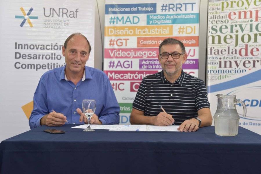 FOTO PRENSA UNRAF// CONVENIO./ Gabriel Gentinetta y Rub&eacute;n Asc&uacute;a al celebrar el acuerdo.
