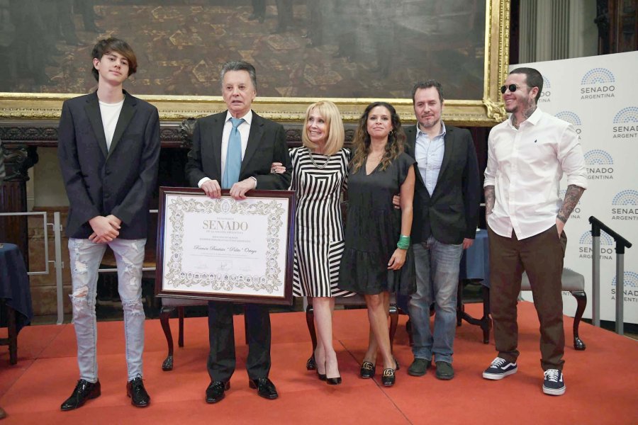 DISTINCION./ El tucumano acompa&ntilde;ado por su familia recibi&oacute; el reconocimiento de la C&aacute;mara Alta.