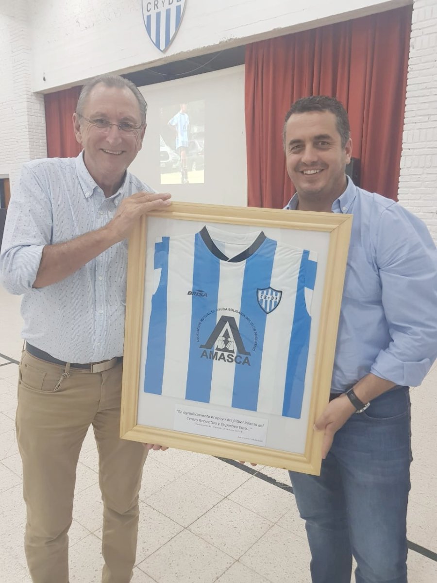 RECONOCIMIENTO./ Rub&eacute;n Serafino y Leo Meolans exhiben la distinci&oacute;n.