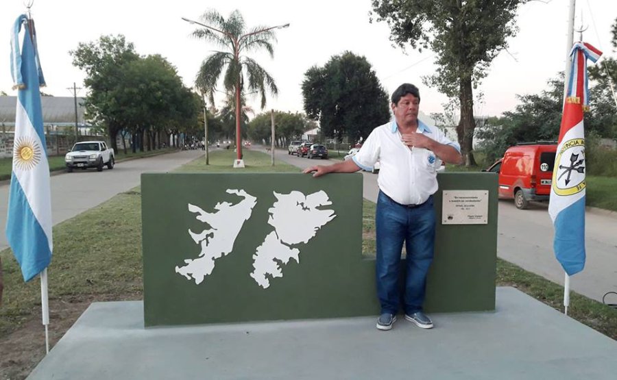 INAUGURACION./ Ismael Sequeira posa junto al monumento inaugurado.