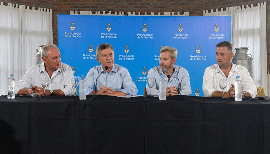 FOTO INTERNET PRESIDENTE MACRI. Declaraciones  sobre agrotóxicos, generaron dura respuesta. FOTO INTERNET AMBIENTALISTAS. Integrantes de Asociación por Entre Ríos sin Agrotóxicos Basta es Basta, en plena protesta.