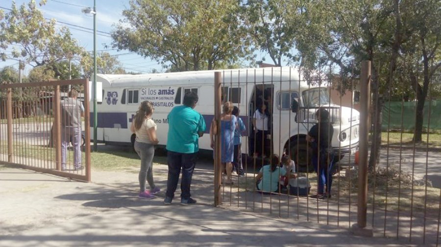 FOTO PRENSA MUNICIPAL OMNIBUS SANITARIO. Se instal&oacute; en Luis Maggi 1480, en barrio G&uuml;emes.