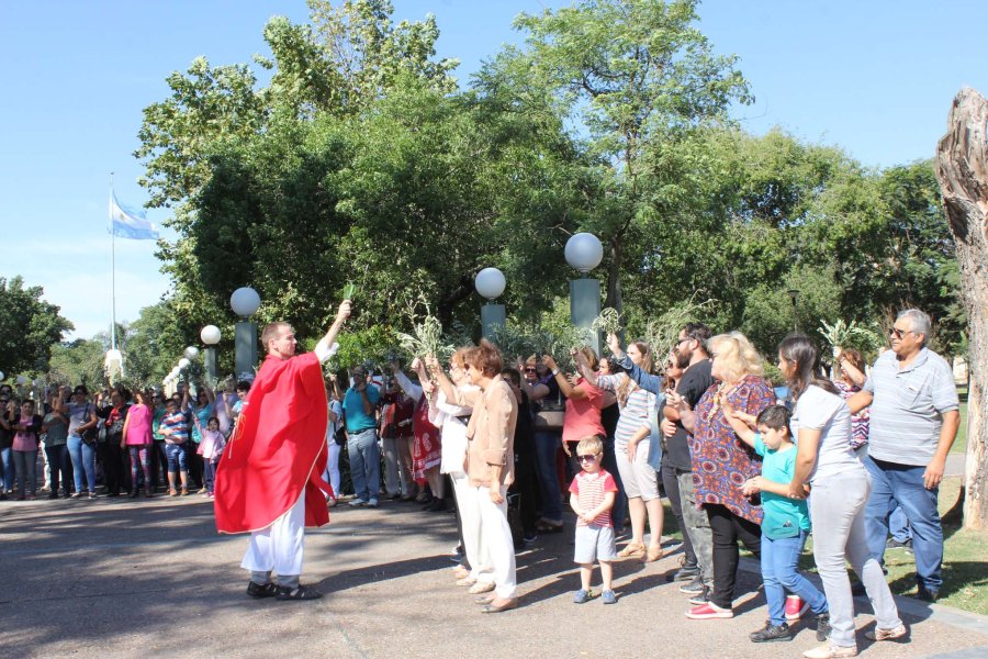 FOTO F.MELCHIORI// BENDICION DE RAMOS./ Impartida por el padre N&eacute;stor Valladares, ayer, en la plaza Libertad.