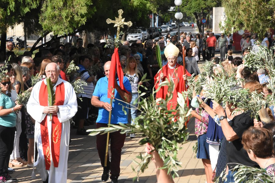 FOTO M. LIOTTA// CELEBRACION DE RAMOS./ La bendici&oacute;n fue impartida por monse&ntilde;or Luis Alberto Fern&aacute;ndez. HACIA EL TEMPLO./Tras la bendici&oacute;n los fieles se encaminaron en procesi&oacute;n hacia la catedral San Rafael.