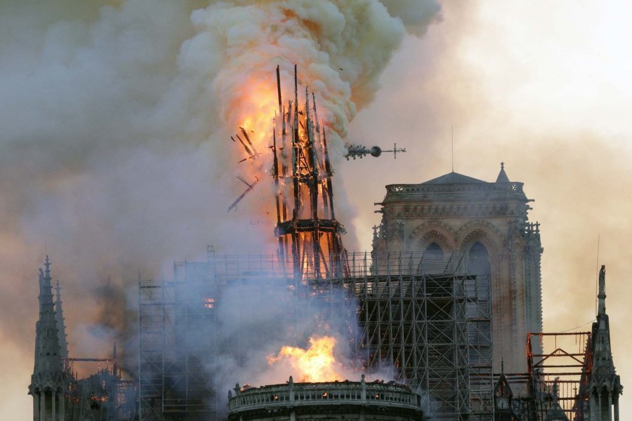 FOTO AFP-NA POSTAL DOLOROSA. La Catedral bajo el dominio de las llamas acapar&oacute; la atenci&oacute;n mundial.