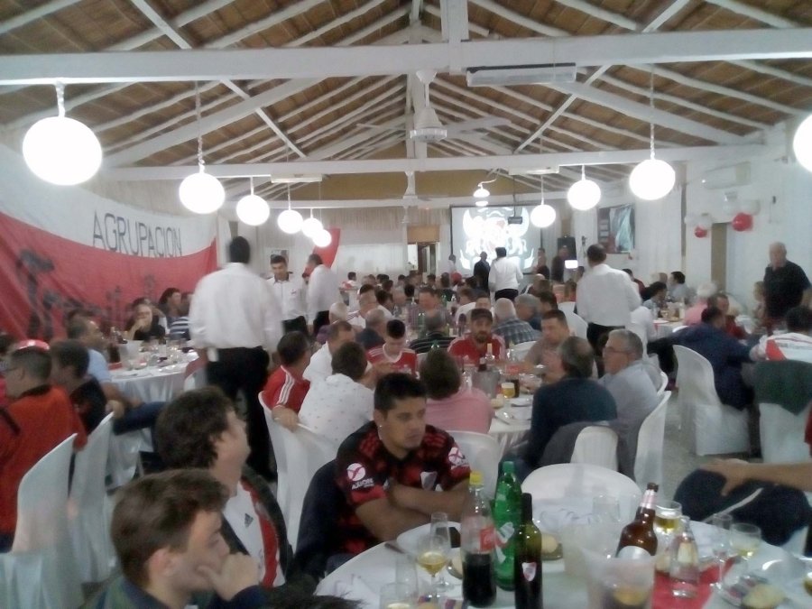 CENA./  El bullicioso grupo que celebr&oacute; la conquista del equipo de la banda.