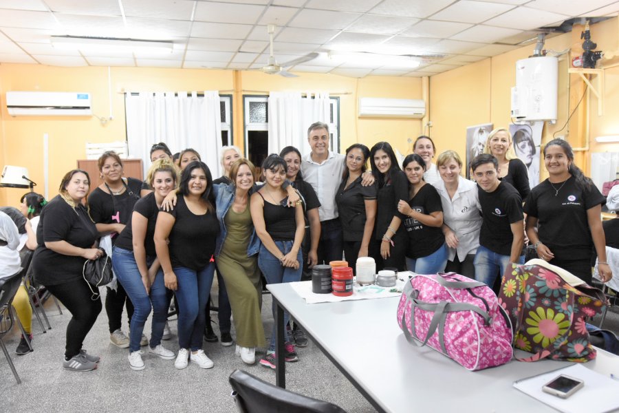FOTO CP// EN EL CFP N&ordm; 5./ El Intendente junto a un grupo de asistentes al centro de formaci&oacute;n laboral.