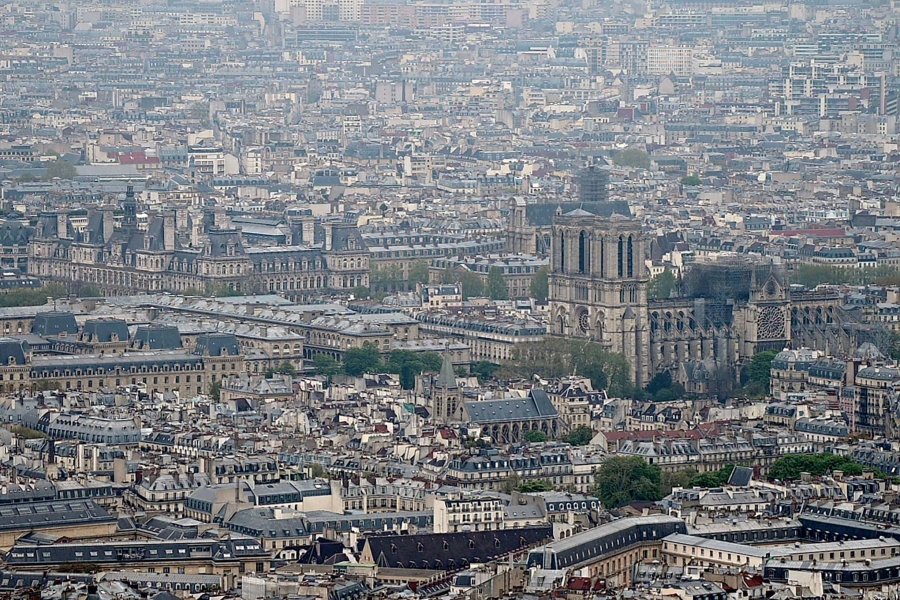 FOTO AFP-NA UN DIA TRISTISIMO. Despu&eacute;s del fuego, Notre Dame refleja una postal distinta de Par&iacute;s.