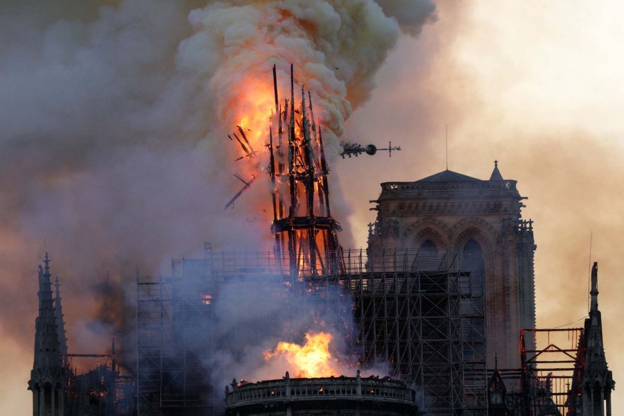 FOTO AFP-NA FUEGO EN LA CATEDRAL. Las llamas se llevaron buena parte de la historia de Notre Dame.