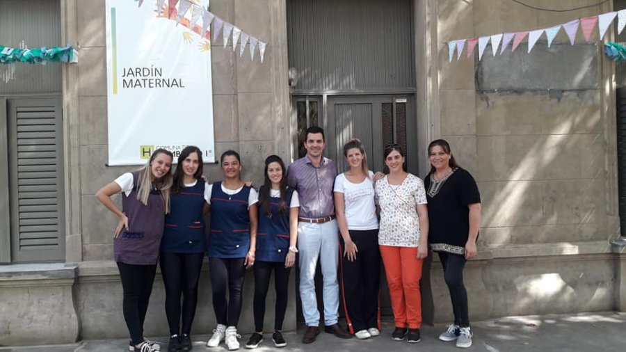 JARDIN MATERNAL COMUNAL./ Personal directivo y docente junto a Mauro Gilabert.