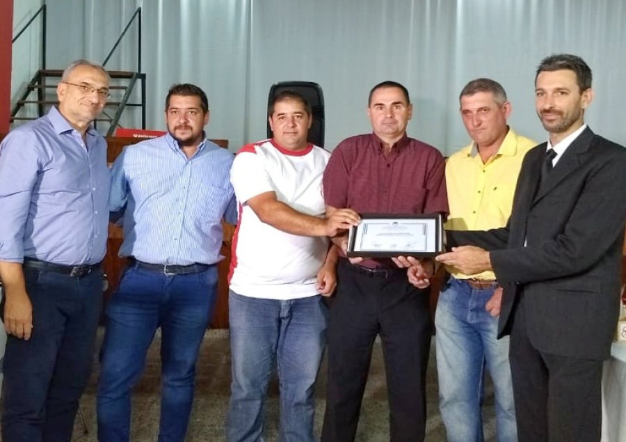 FOTO PRENSA AC// DE INTERES PROVINCIAL./ El legislador entreg&oacute; el reconocimiento a los directivos del club.
