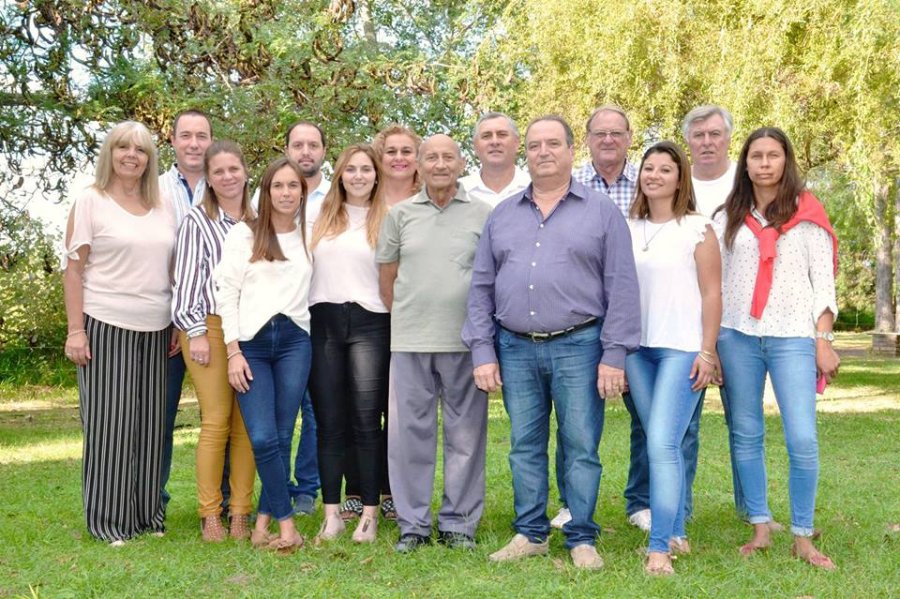 RAUL CURTI./ Posa junto a su equipo.
