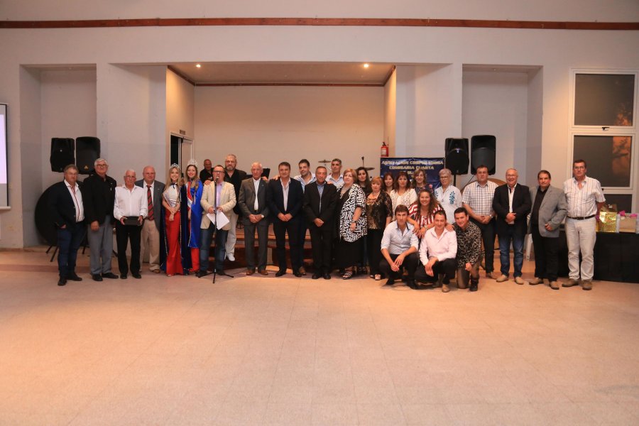 FOTO PRENSA MUNICIPALIDAD// CELEBRACION./ Autoridades y dirigentes posaron juntos en una foto grupal.