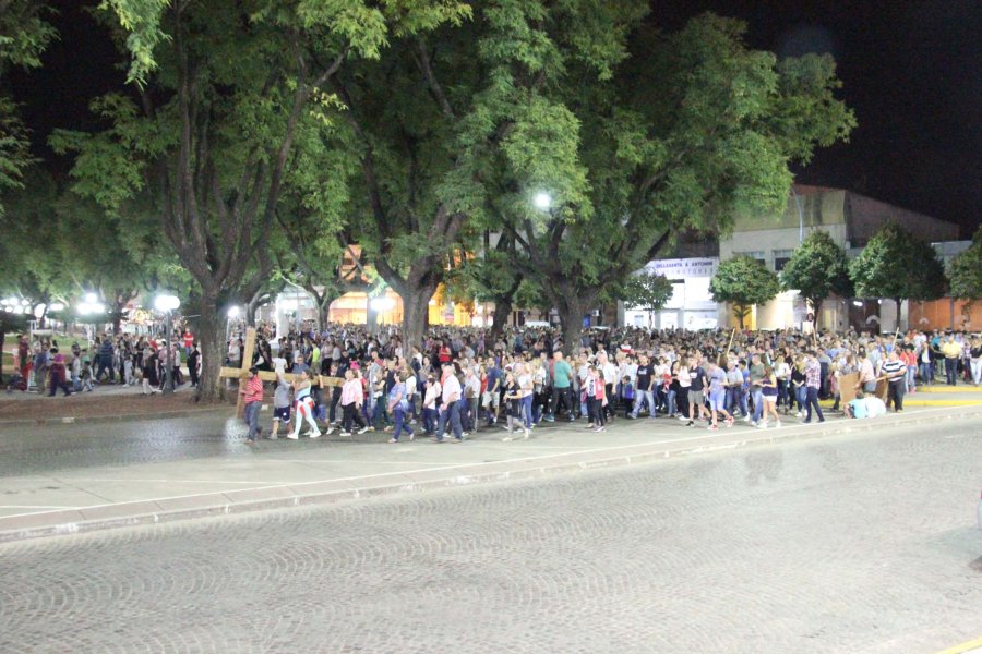 FOTO J. BARRERA// VIA CRUCIS./ Los fieles participaron con verdadero fervor en  la marcha acompa&ntilde;ando el dolor de Jes&uacute;s en sus &uacute;ltimos momentos.