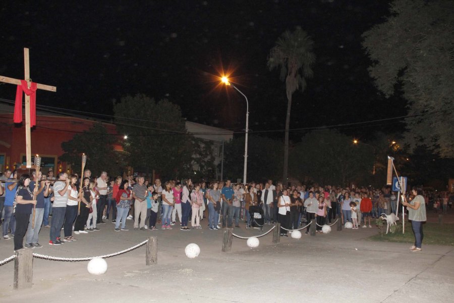 FOTO F. MELCHIORI// VIA CRUCIS./Anoche la feligres&iacute;a particip&oacute; de la conmemoraci&oacute;n de la  Pasi&oacute;n y Muerte de Jes&uacute;s.